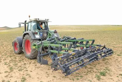 Tractor con cultivador