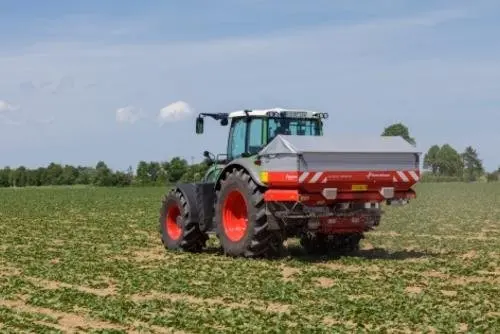 Tractor con abonadora trabajando en una parcela