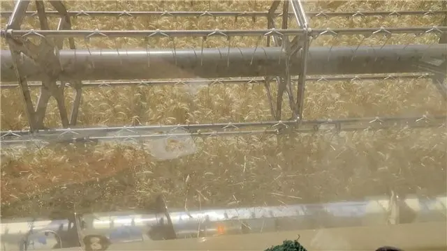 Cabezal de la cosechadora en el campo