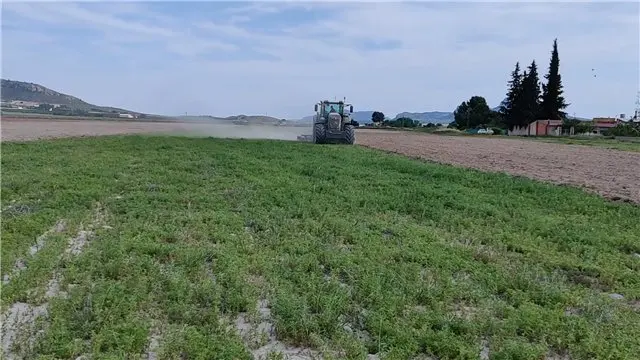 Tractor trabajando en una parcela