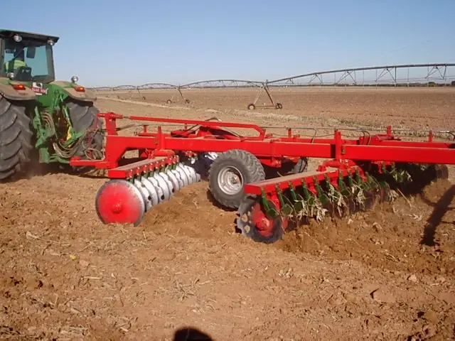 Gradas de discos en el campo