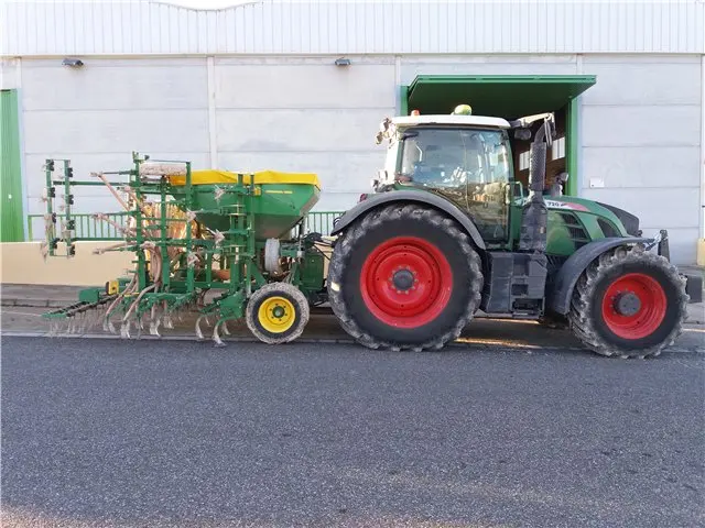 Tractor de Ferri Agrícola con equipo de siembra
