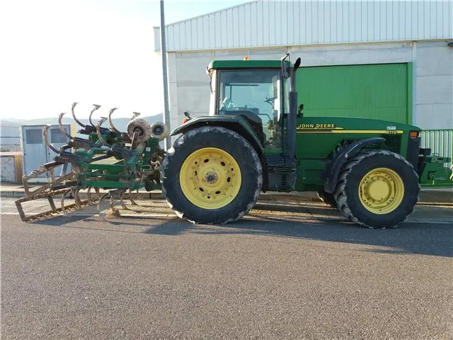 Tractor con aperos junto a las instalaciones
