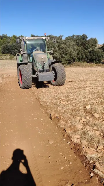 Tractor realizando trabajos con triturador de piedras