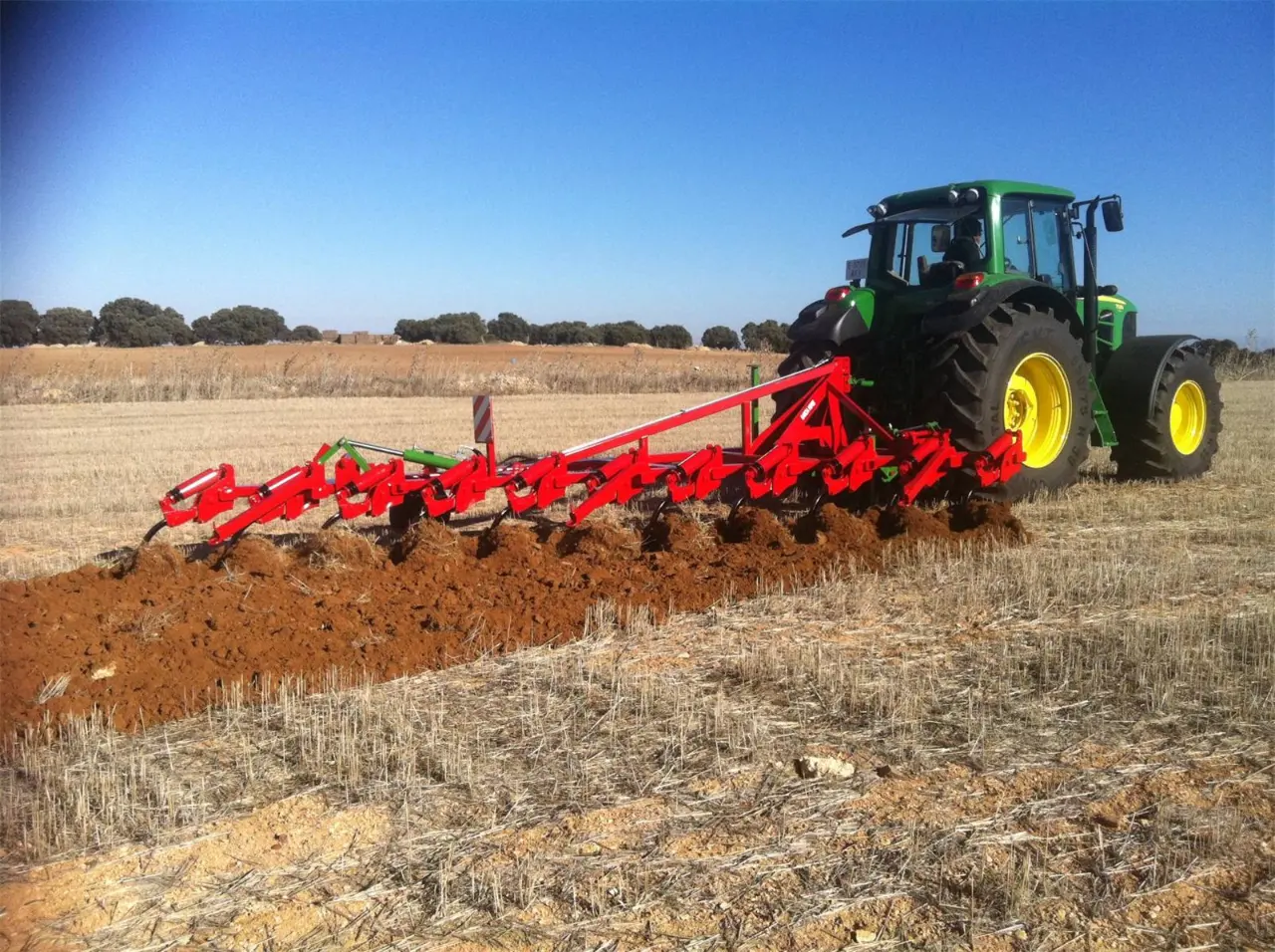 Nuestro tractor trabajando la tierra con un apero de labranza